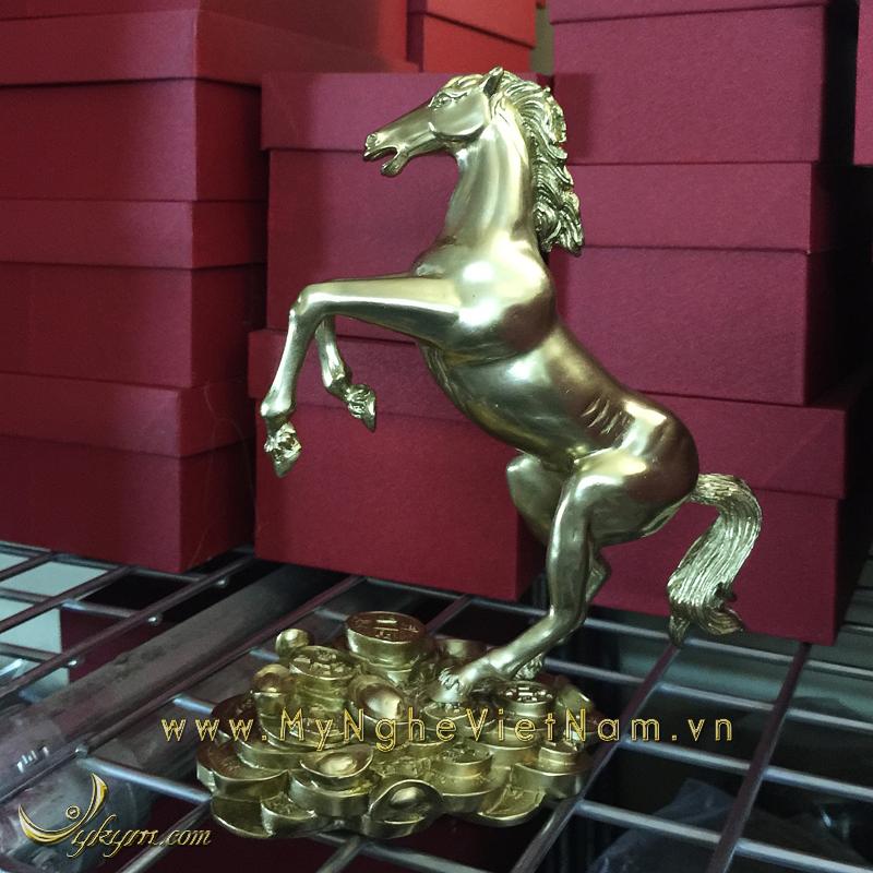 tượng ngựa đồng vàng tung chân trước đứng tiền 2