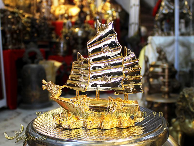 thuyền buồm phong thủy bằng đồng mạ vàng 20cm