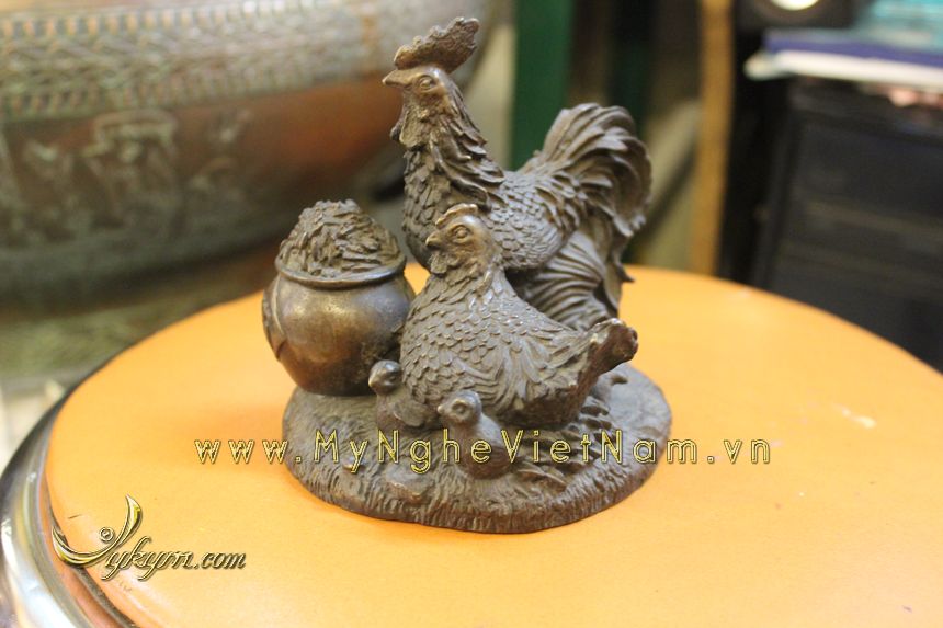 tượng gia đình gà phong thủy bằng đồng chầu hũ tiền