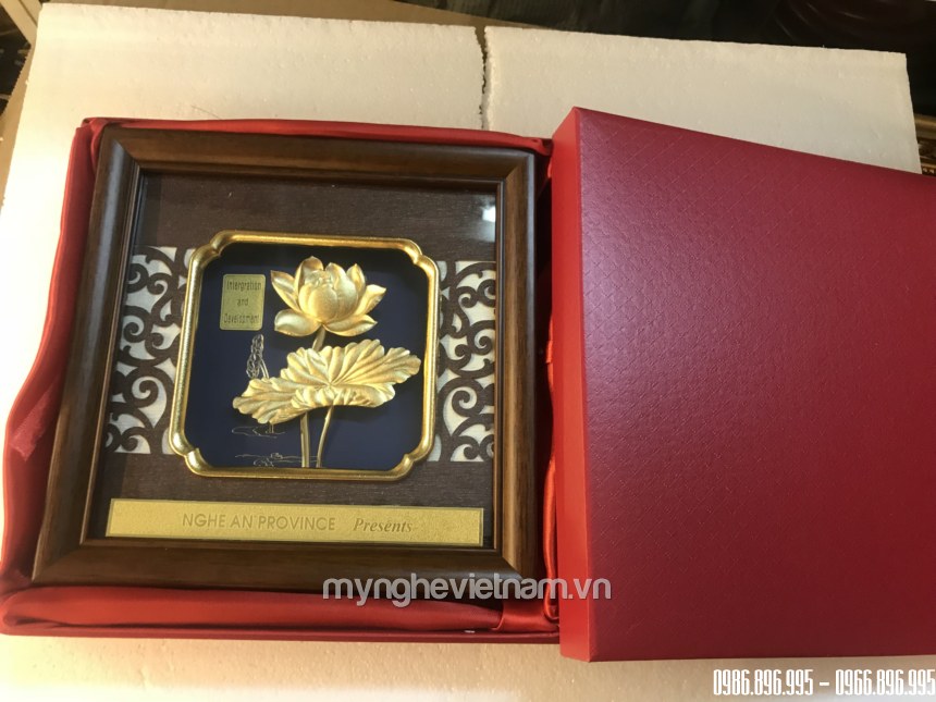 Tranh hoa sen quà tặng 20x20cm dát vàng 24k cao cấp dành cho đối tác