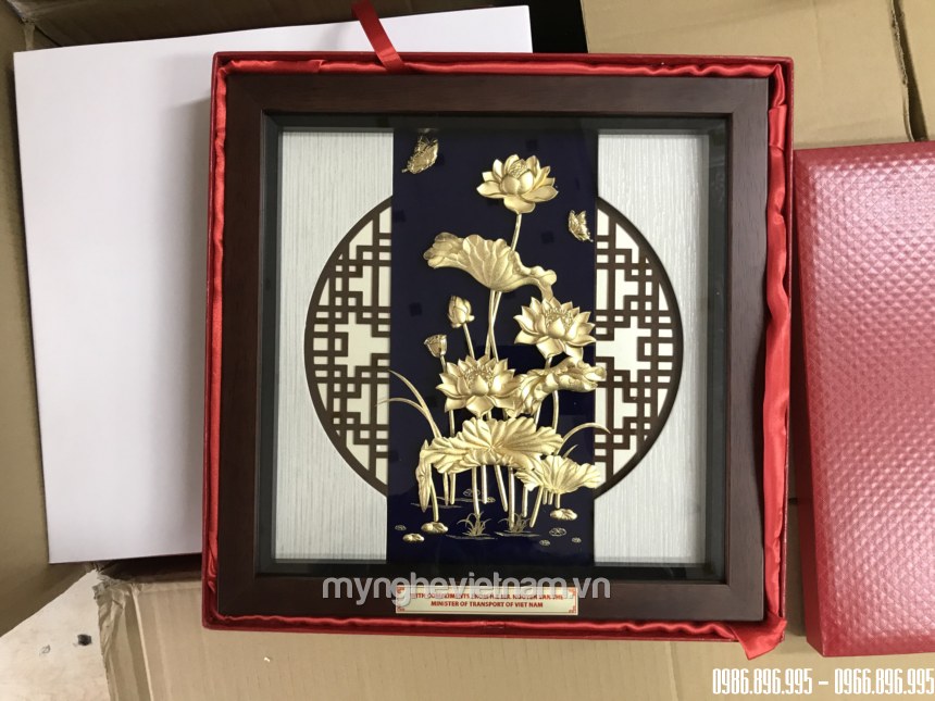 Tranh hoa sen quà tặng để bàn dát vàng 30x30cm tặng khách vip