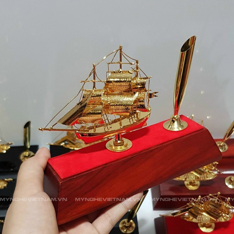 thuyền buồm mạ vàng cắm bút để bàn làm việc, đế gỗ hương