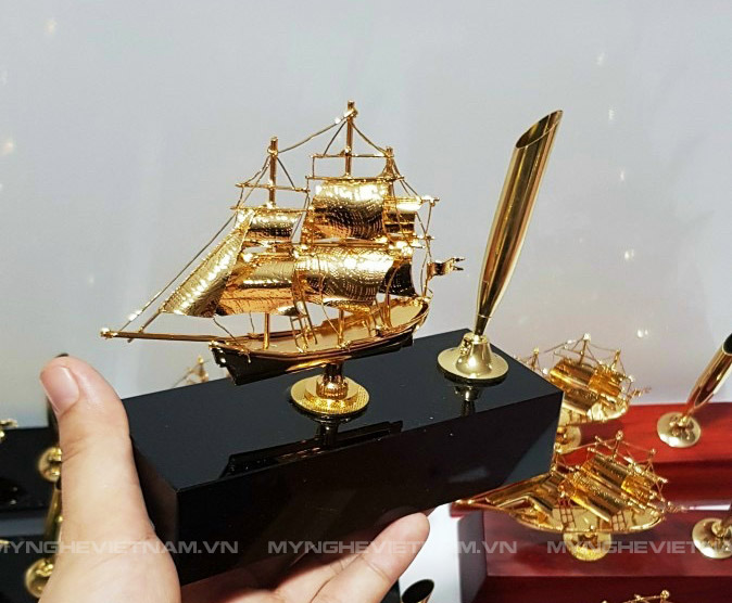 thuyền buồm mạ vàng cắm bút để bàn làm việc,đế pha lê đen