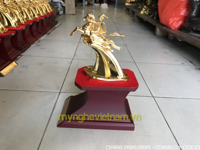 tượng thánh gióng mạ vàng quà tặng để bàn cao cấp