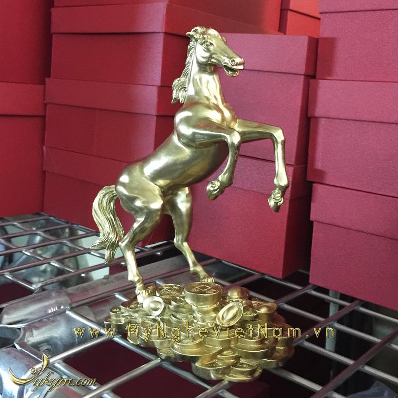 tượng ngựa đồng vàng tung chân trước đứng tiền 1