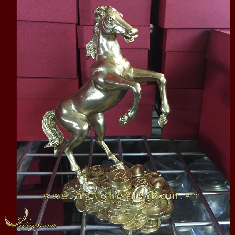 tượng ngựa đồng vàng tung chân trước đứng tiền 3