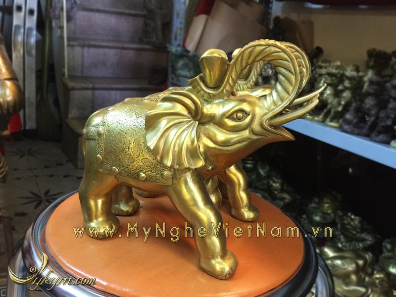 tượng voi đồng ngậm gậy như ý và thỏi vàng cao 25cm