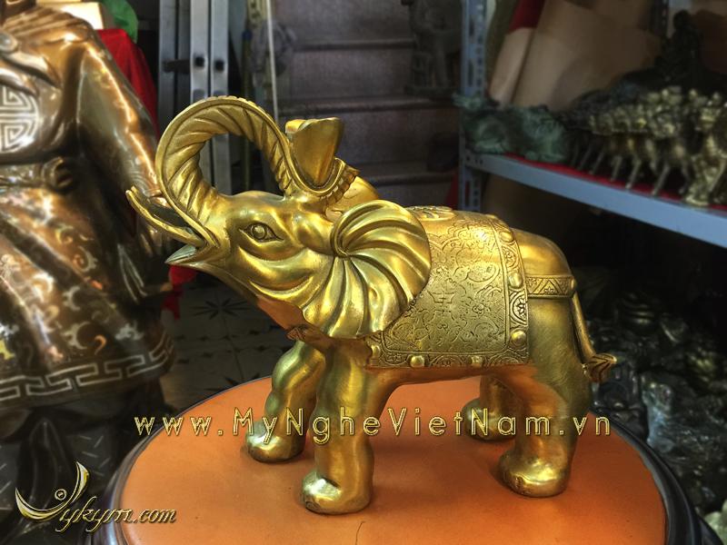 tượng voi đồng ngậm gậy như ý và thỏi vàng cao 25cm