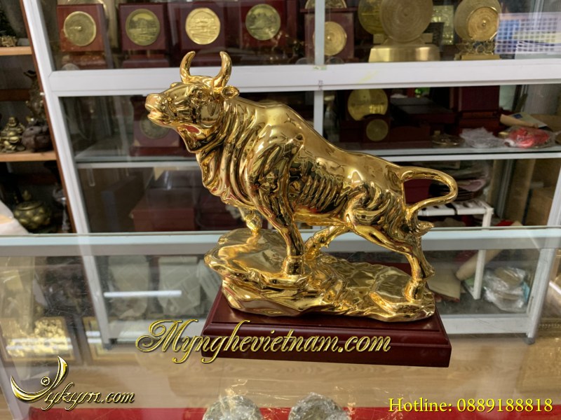 tượng bò tót bằng đồng mạ vàng để bàn làm việc cao 20cm dài 25cm