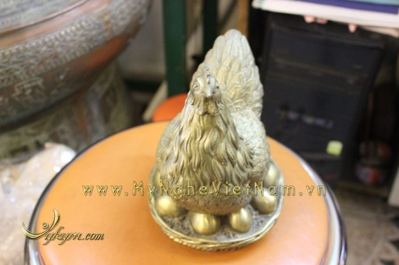 tượng gà đẻ trứng vàng bằng đồng cao 18cm