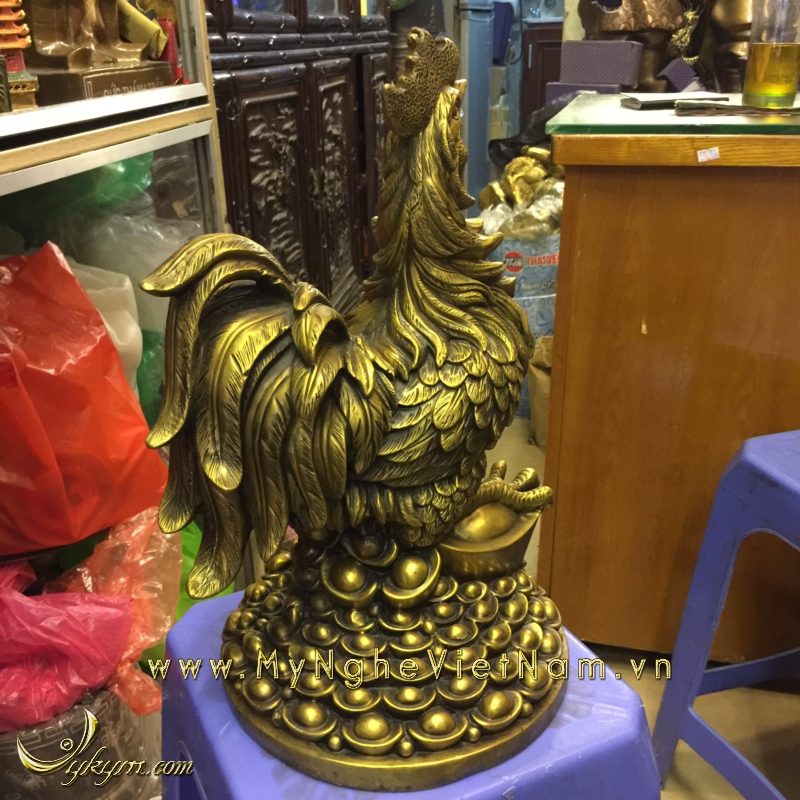 tượng gà trống đứng đống tiền vàng 40cm