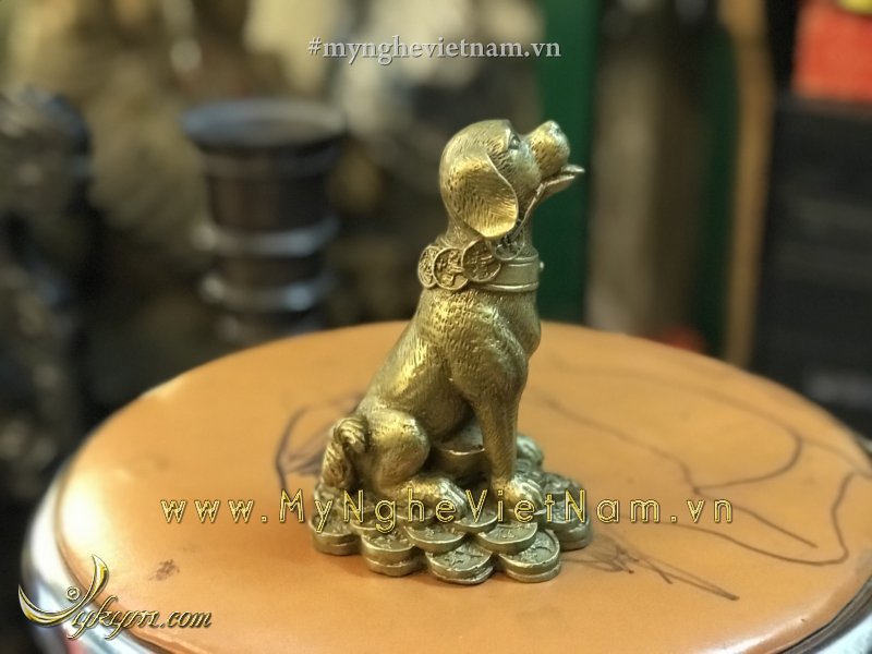 Tượng chó phong thủy bằng đồng ngồi tiền cao 13cm