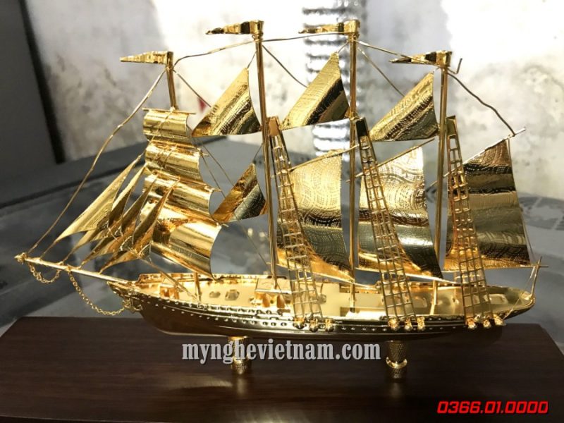 Thuyền buồm dát vàng để bàn làm việc sang trọng độc đáo