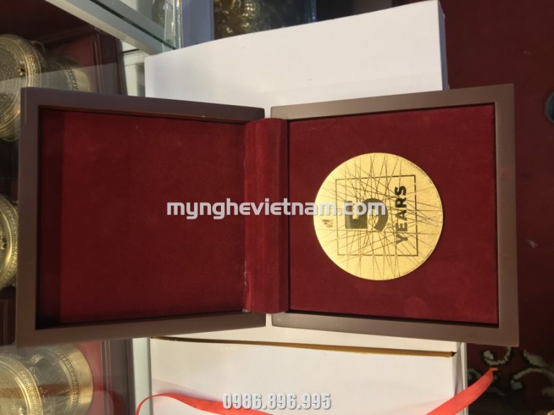 Biểu trưng quà tặng kỷ niệm 5 năm thành lập công ty dát vàng